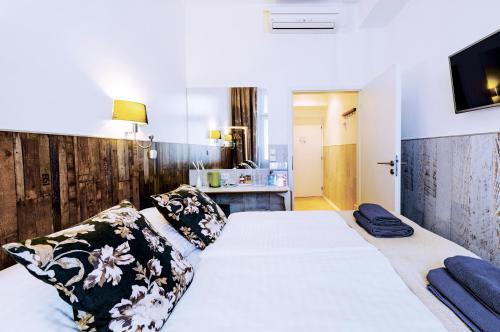 Royal Court Hotel - image 7