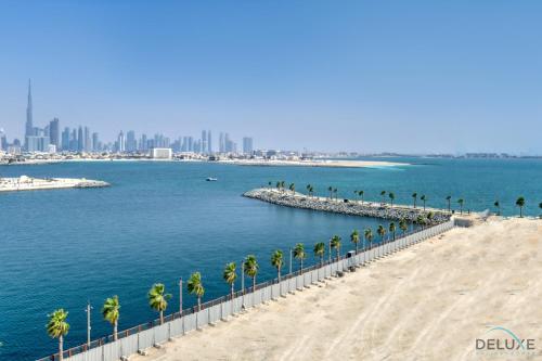 Luxurious 4BR Penthouse with Assistant Room and a Sweeping Balcony Showcasing Burj Khalifa and Sea Views, Le Pont, La Mer by Deluxe Holiday Homes, Dubaj (zdjęcie 9)