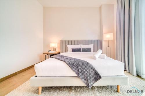 Luxurious 4BR Penthouse with Assistant Room and a Sweeping Balcony Showcasing Burj Khalifa and Sea Views, Le Pont, La Mer by Deluxe Holiday Homes, Dubaj (zdjęcie 7)
