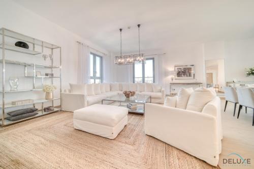 Luxurious 4BR Penthouse with Assistant Room and a Sweeping Balcony Showcasing Burj Khalifa and Sea Views, Le Pont, La Mer by Deluxe Holiday Homes, Dubaj (zdjęcie 10)