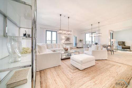 Luxurious 4BR Penthouse with Assistant Room and a Sweeping Balcony Showcasing Burj Khalifa and Sea Views, Le Pont, La Mer by Deluxe Holiday Homes, Dubai