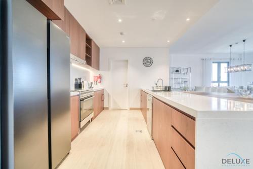 Luxurious 4BR Penthouse with Assistant Room and a Sweeping Balcony Showcasing Burj Khalifa and Sea Views, Le Pont, La Mer by Deluxe Holiday Homes, Dubaj (zdjęcie 4)