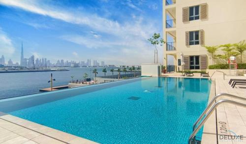 Luxurious 4BR Penthouse with Assistant Room and a Sweeping Balcony Showcasing Burj Khalifa and Sea Views, Le Pont, La Mer by Deluxe Holiday Homes, Dubaj (zdjęcie 8)