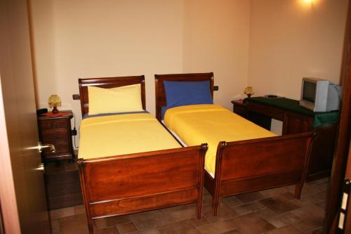 2 twin beds