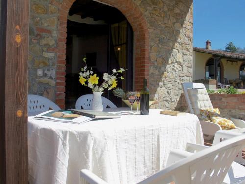  Aesthetic Farmhouse in Bucine with Barbecue, Pension in Bucine