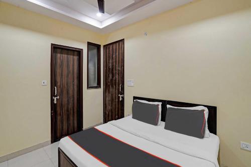 Capital O Mt Corporate Stays Near Iskcon Temple Noida