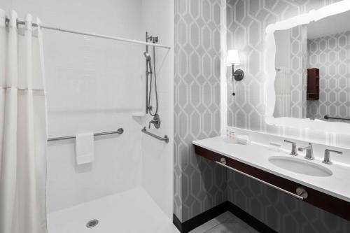 Queen Studio with Roll-In Shower - Mobility and Hearing Access/Non-Smoking
