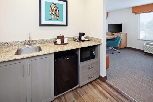 Hampton Inn & Suites Chino Hills - image 7