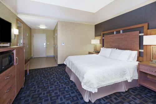 Hampton Inn Clinton - image 13
