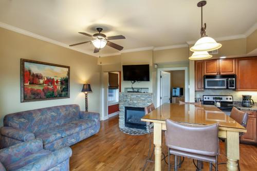 Forge Haven Condo -Fireplace & Community Amenities in Pigeon Forge, USA