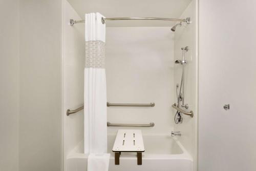 Hampton Inn & Suites Largo - image 13