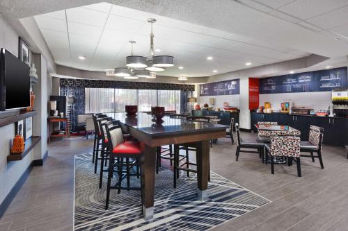 อาหารและเครื่องดื่ม, Hampton Inn Columbus/Delaware I-71 North in ซันบิวรี (OH)