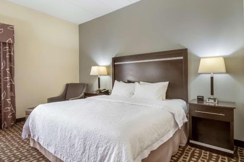Hampton Inn West - image 9