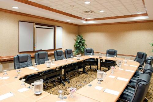 Hampton Inn & Suites Columbia at the University of Missouri - image 7