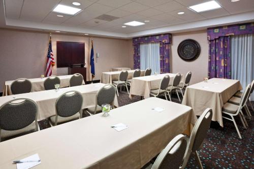 Hampton Inn Clifton Park - image 11