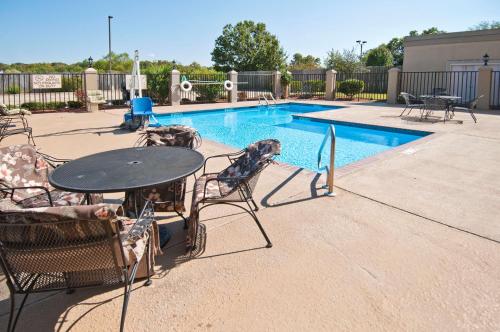 Hampton Inn Canton - image 10