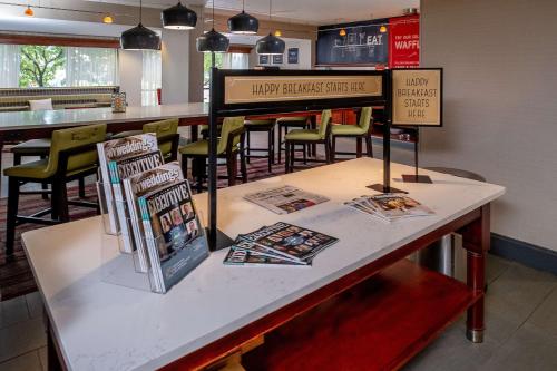 Hampton Inn Charleston Downtown - image 11