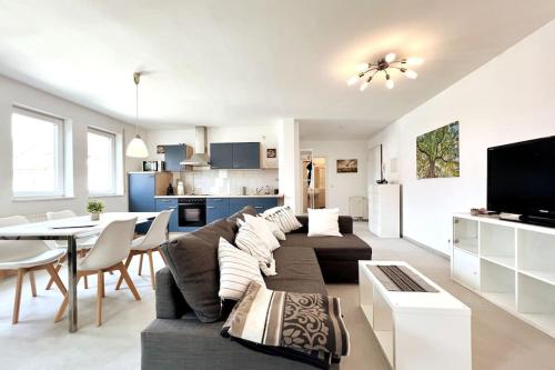 Cozy-Livings / Parkplatz, TOP-Lage, Balkon, Küche - Apartment - Neu-Anspach