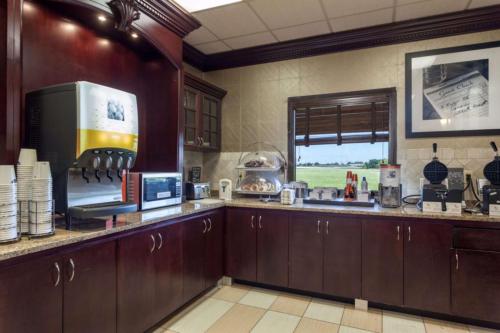Hampton Inn & Suites Dallas DFW Airport North Grapevine - image 12