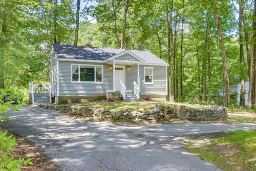 Dog-Friendly Fitchburg Vacation Rental, Hike and Ski in ฟิชท์เบริก (MA)