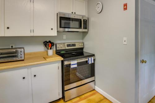 Dog-Friendly Fitchburg Vacation Rental, Hike and Ski in ฟิชท์เบริก (MA)