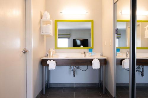 Hampton Inn and Suites Dallas/Lewisville-Vista Ridge Mall - main image