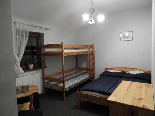 1 double bed, 1 bunk bed