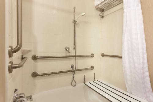 Hilton Garden Inn Falls Church - image 7