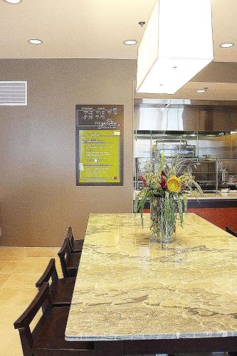 Hilton Garden Inn Falls Church - image 10
