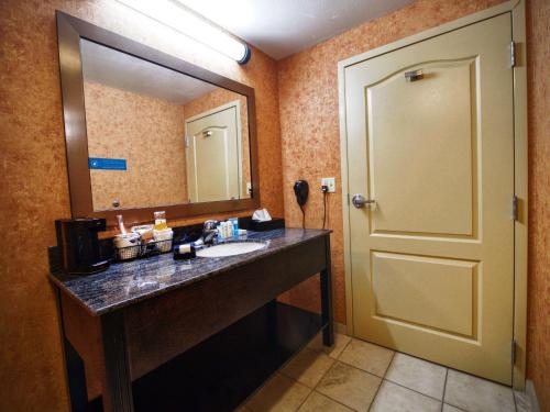 Hampton Inn & Suites Elk City - 화장실