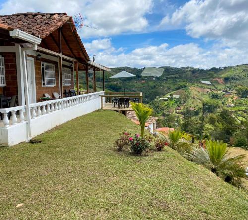 Preciosa finca en el peñol de Guatapé con piscina y jacuzzi