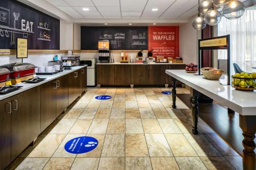 Hampton Inn & Suites West Bend - image 38