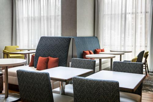 Hampton Inn & Suites West Bend - image 19