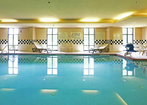 Hampton Inn North Brunswick - image 6