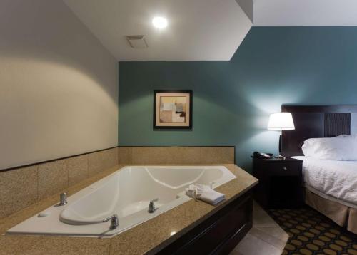 Hampton Inn North Brunswick - image 14