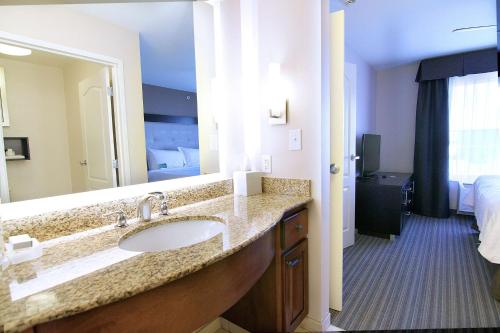2 bedrooms, 4 beds