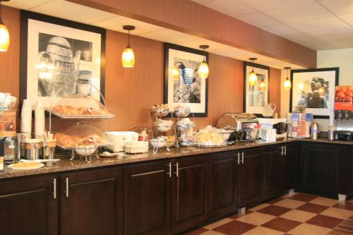 Hampton Inn Clarksville - image 10