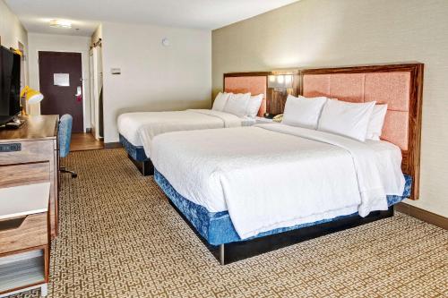 2 queen beds