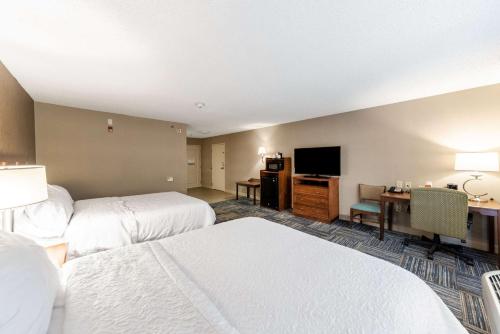 2 queen beds
