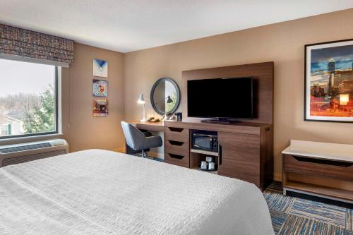 Hampton Inn Greenfield - image 12