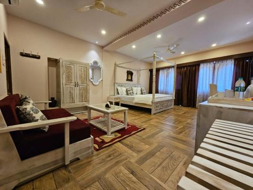 King Suite with Balcony image 10
