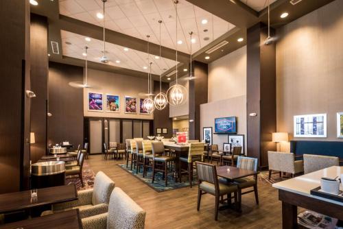 Restaurant, Hampton Inn & Suites Gulfport I-10 near Gulfport–Biloxi internasjonale lufthavn