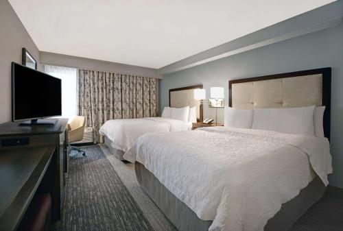 2 queen beds