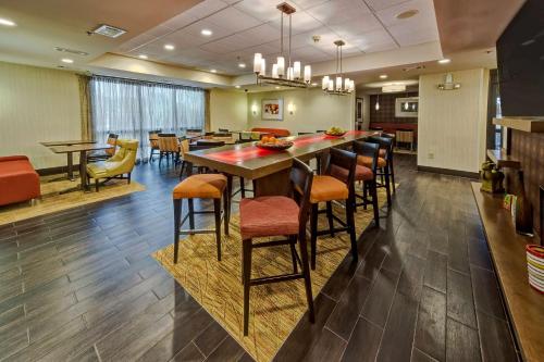 Hampton Inn Houston Baytown - image 12