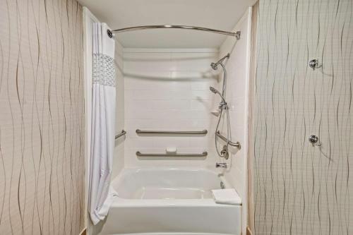 Hampton Inn Houston Baytown - image 9