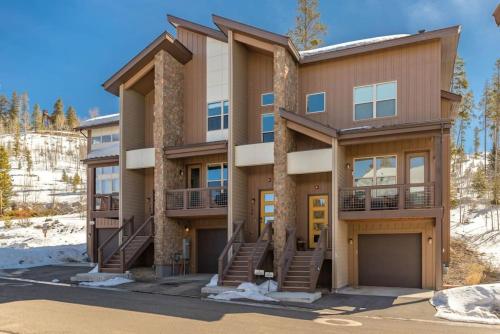 Fraser 3BR Townhouse with Mountain views