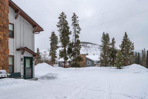 Winter Park Condo with Fireplace and Mountain Views