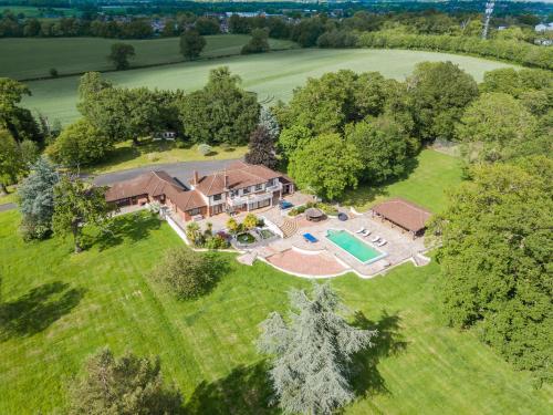 Large Villa Mansion with Pool House & Tennis Court - Accommodation - Potters Bar
