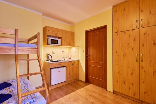 2 twin beds, 1 sofa bed