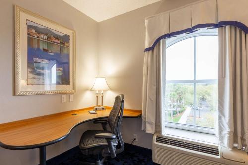 Hampton Inn & Suites Jacksonville Deerwood Park - image 11